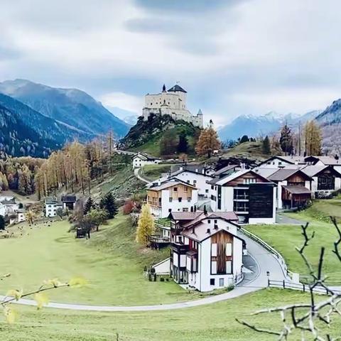 秋天云游瑞士🇨🇭施庫尔·塔拉斯普·古堡·山村，五彩斑斓，爱在深秋！🌹🌹🌹🌹🌹🌹