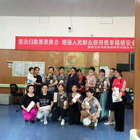 2022年5月30日，麓泉社区联合中粮集团和四姑娘在中心共庆端午节活动。