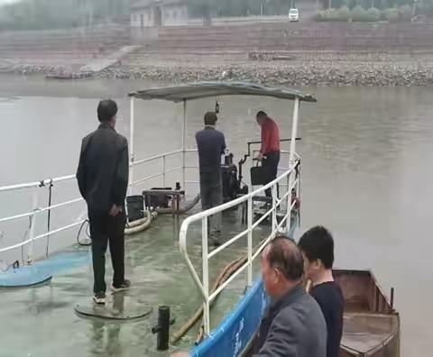 洛阳市地方海事局冒雨对偃师市渡口渡船进行年度审验和安全检查