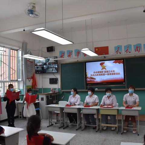 和硕县第三小学“小小石榴籽 喜迎二十大”新队员入队仪式暨红领巾奖章一星章颁章仪式