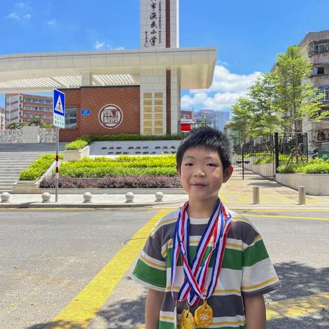 孙子完成一年级的学业啦！