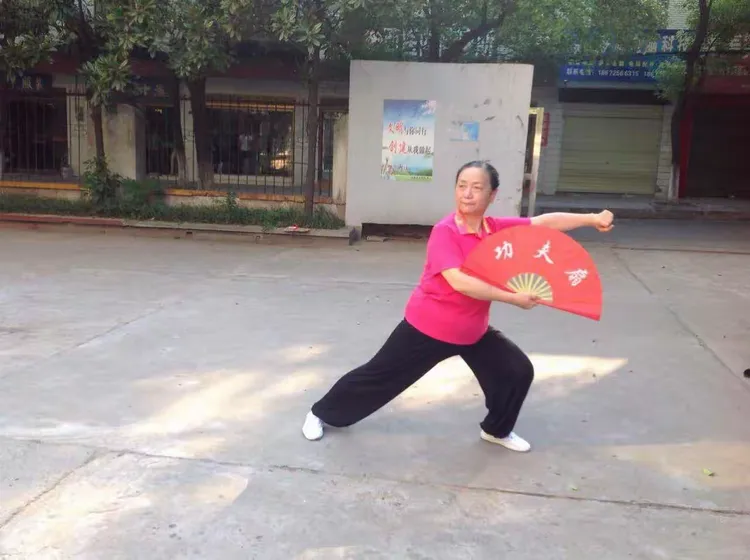 夕阳美舞协人 功夫扇晨练情