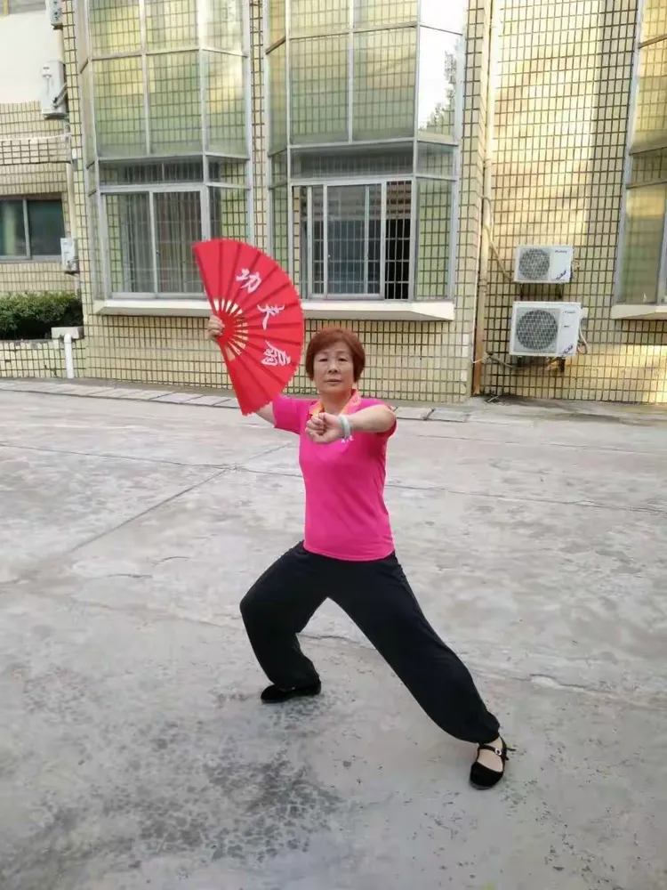 夕阳美舞协人 功夫扇晨练情