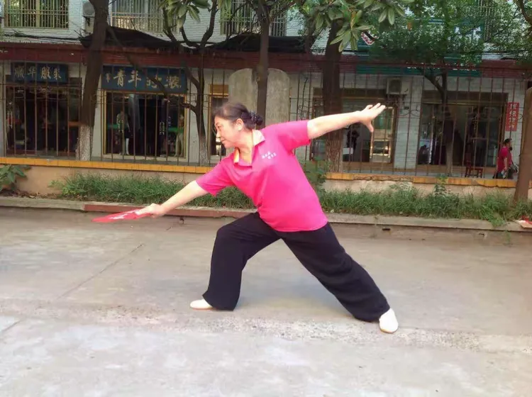 夕阳美舞协人 功夫扇晨练情