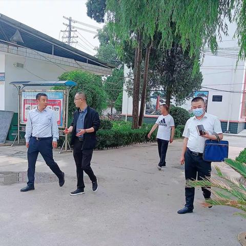 凤翔区教体局副局长穆宏亮一行莅临南指挥镇页渠学校调研指导工作