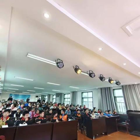 4月2号，河南广播电视台小记者携手国际友人走进巩义市实验小学