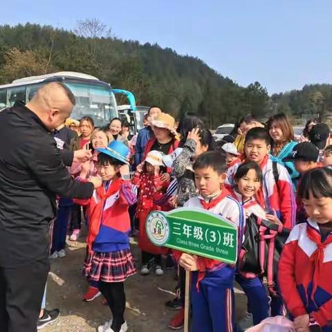 俗话说，“一年之计在于春，一日之计在于晨”，随着阵阵春风，和阳光明媚，我们桂小三年级（3）班踏上了春游之路。