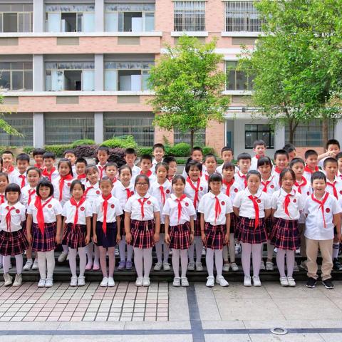 一起欢笑，一起拼搏，一起成长，感谢你，陪我度过这美好的小学时光，同学，未来再见！