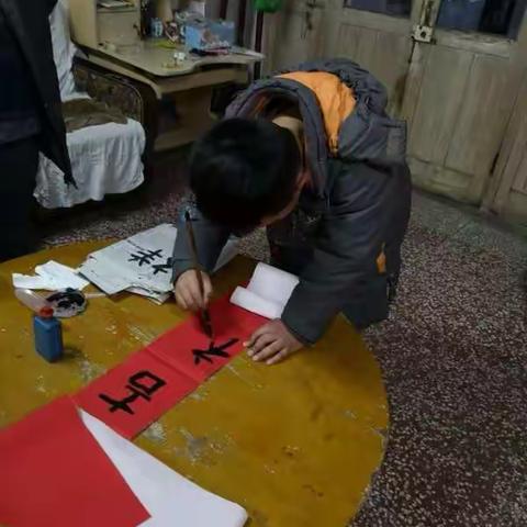 王家店小学三年级中队开展“浓浓墨香迎新春”写春联活动