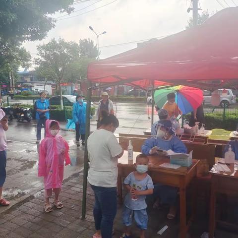 无惧风雨，坚守一线