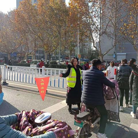 传递凡人善举，郁光家校警冬季暖人心