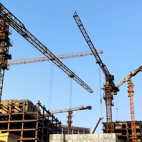 深冬里舞动的塔吊