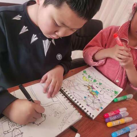 我是居家小画家        ——英华小学三(3)班美术课快乐童年作品展