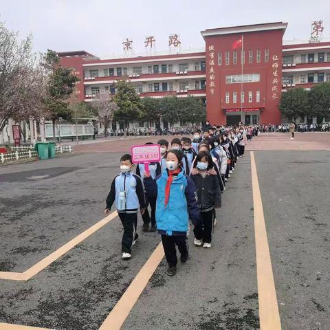 路队展风采 习惯正当时                华龙区京开路第一小学开展路队风采展示