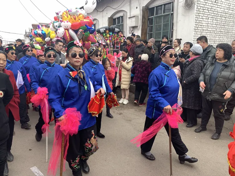 观太原民间＂社头＂一一背棍铁棍表演