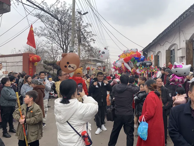 观太原民间＂社头＂一一背棍铁棍表演