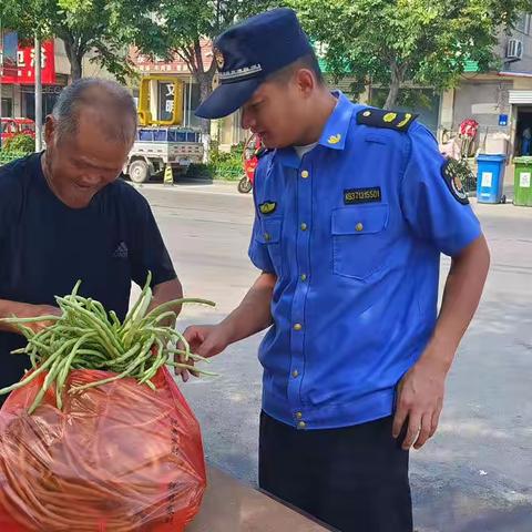 汪沟镇城管中队帮助老人售卖蔬菜