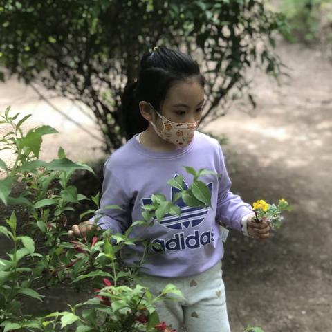 感受大自然的乐趣，和外孙女（千千）游园