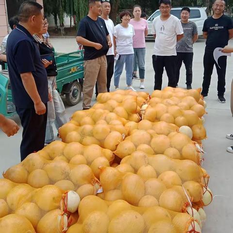 亚盛股份勤锋分公司工会组织开展“ 夏送清凉”慰问活动