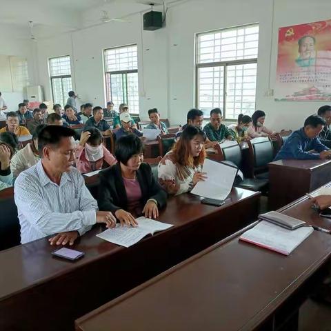 老长村委会“两委”村小组长学习习近平扶贫论述摘编