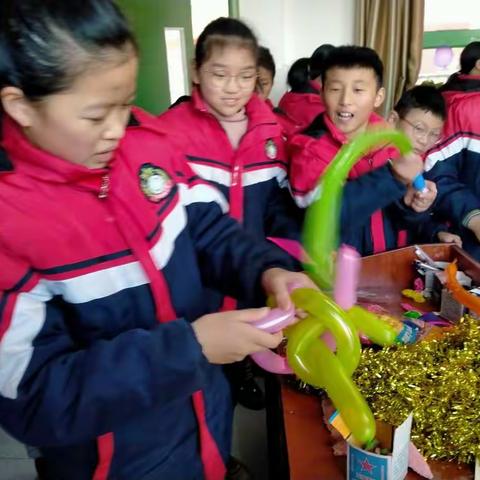 “喜迎元旦佳节，欢度快乐时光  ”                 ——银香云帆小学六一班