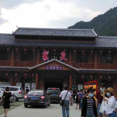 人间仙景，美丽鹅泉。