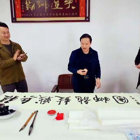 柳州市书法家协会秘书长黄少现为柳邕高中倾情题字