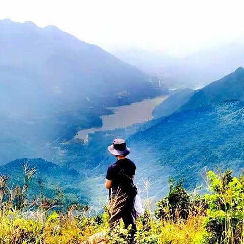 轻装越石坡   登顶鸡枕山