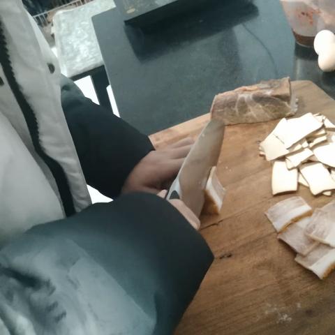 湖师附中710班黄世博第三周爱心餐【腊肉炒豆腐干】