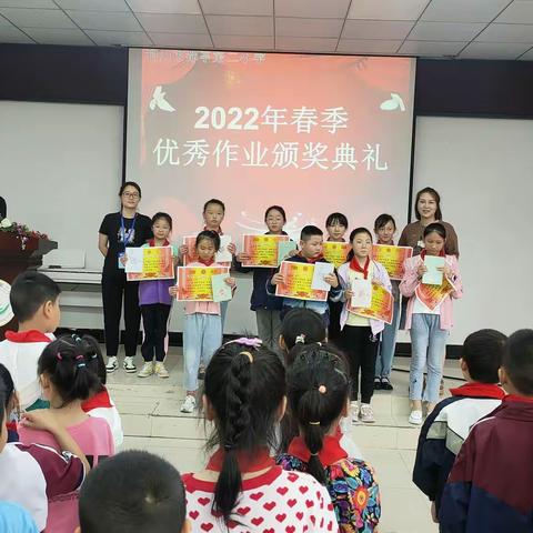 让美在笔尖绽放一一都亭二小优秀作业展