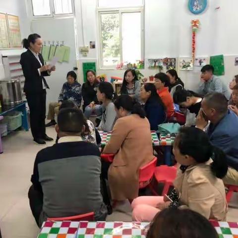 文化街幼儿园八一园，小二班《防溺水安全教育》主题家长会。