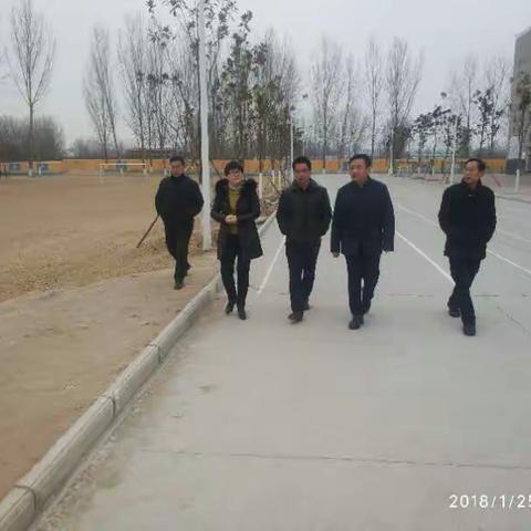 教体局杨诗凯局长李卫星副局长蒲国凤副局长等领导莅临杏花营中学巡查期末考试