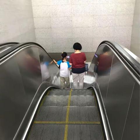 悦悦署期上课外英语班的路上