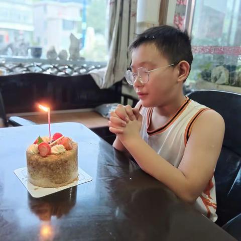 青石小学 六三班 方国义 暑期的快乐时光。😛😛😛让快乐充盈着脸颊，让心情泛滥着甜蜜的浪花；休闲伴在身边，清爽时刻在线，祝你快乐暑假，无忧无烦！