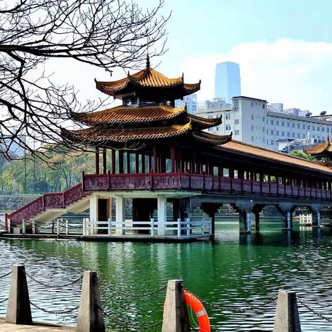 2023年2月15日，晴朗的天空，烈士公园年嘉湖畔掠影。