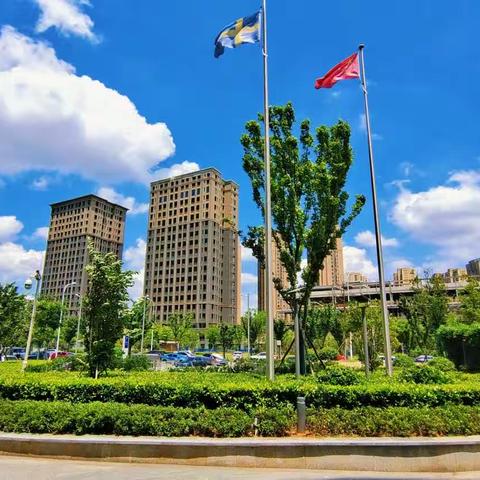长沙宜家家居广场火一样的夏天来临，长沙天空笼罩着梦幻般的蓝天白云景象，这就是现实版的屏保。