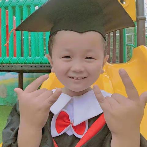 弘乐幼儿园于译博小朋友毕业了