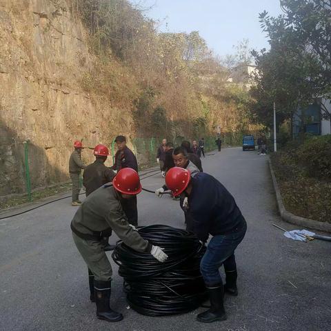 制造部运维中心敷设路灯电缆