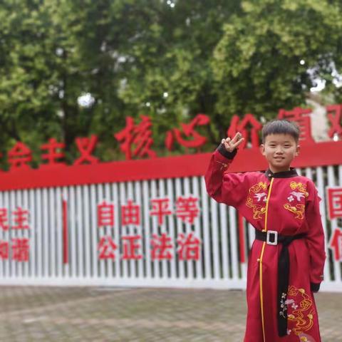 北海路小学六一儿童节中华服饰展览，四年级五班集体留念