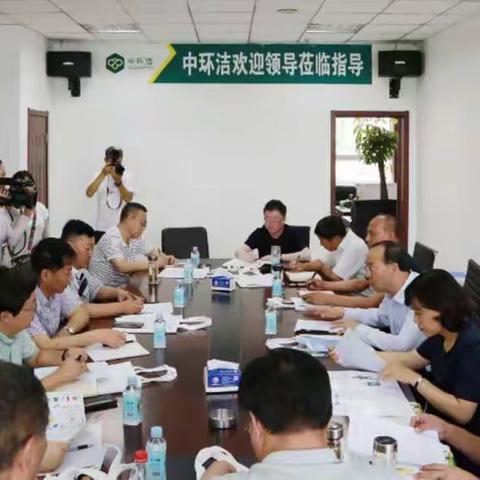 巩成慰问一线环卫工人