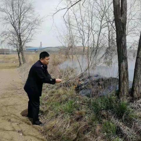 【我为群众办实事】治安大队民警督导检查防火途中，路见荒草着火 合力扑救  受称赞