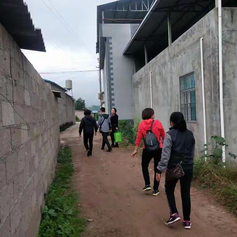 锦屏镇中心完小 ——“不忘初心，提升人居环境，一路前行！”