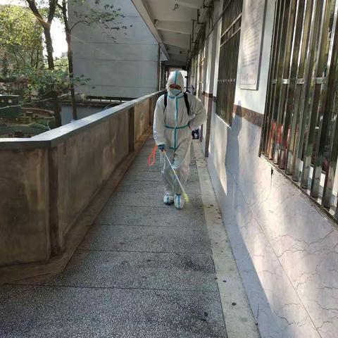 开展校园消杀，筑牢疫情防线