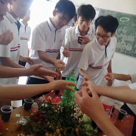 电白区东城中学二（9）班全体学生祝全天下父亲节日快乐！