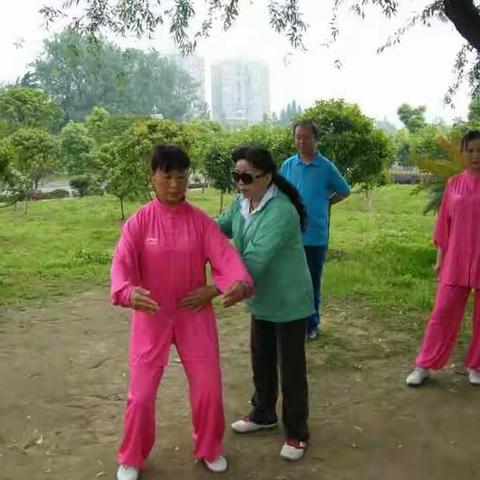 周英桃老师在为参加2016年全省健身气功比赛的队员纠正动作