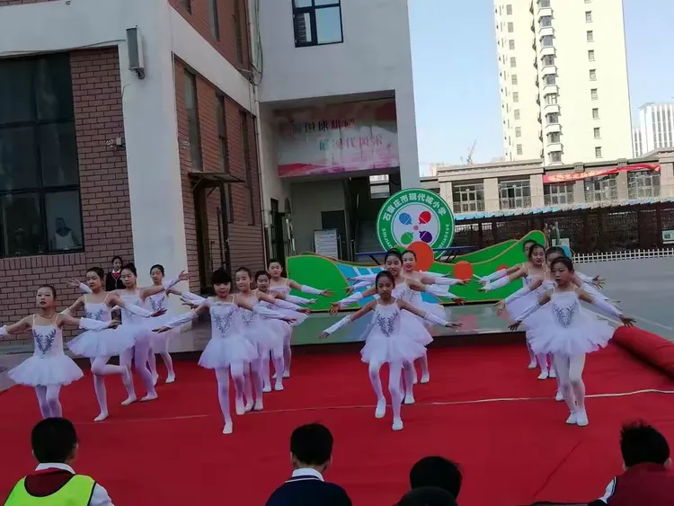 石家庄市现代城小学升旗仪式