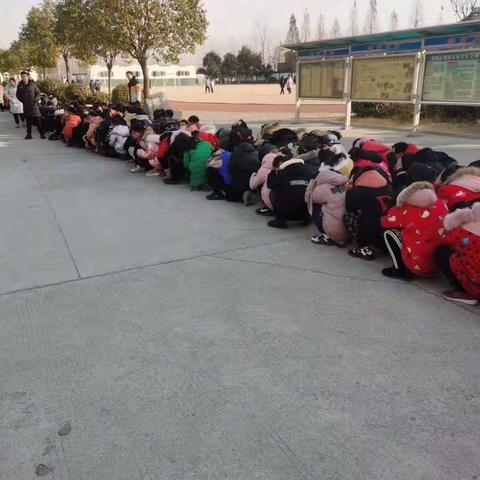 宿城区屠园实验学校举行消防安全疏散演练活动