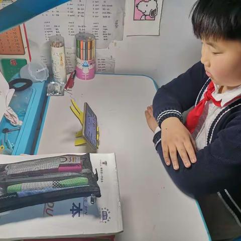 认真上网课，争做优秀小学生。