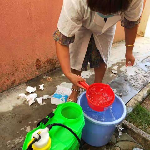 生命重于泰山     疫情防控是责任——那大镇中心学校校园消杀侧记