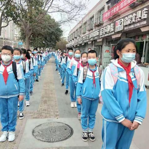 自强担当奋起，从这一刻开始——天水郡小学组织六年级学生观看《开学第一课》